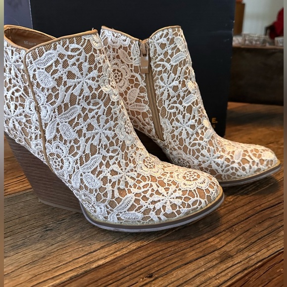 Very Volatile Shoes - Very Volatile Lace Wedge Boots - White and Tan